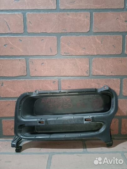 Заглушка бампера toyota avensis AZT250 1AZ-FSE FR/LH