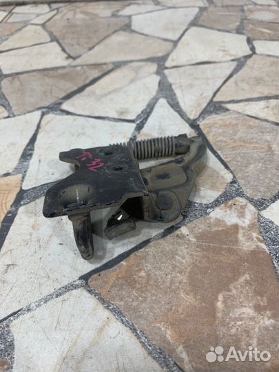 Петля замка багажника Nissan Teana J32