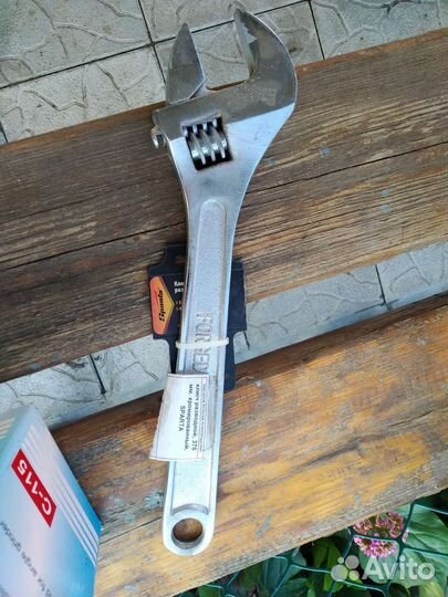 Разводной ключ и отрезные диски по бетону