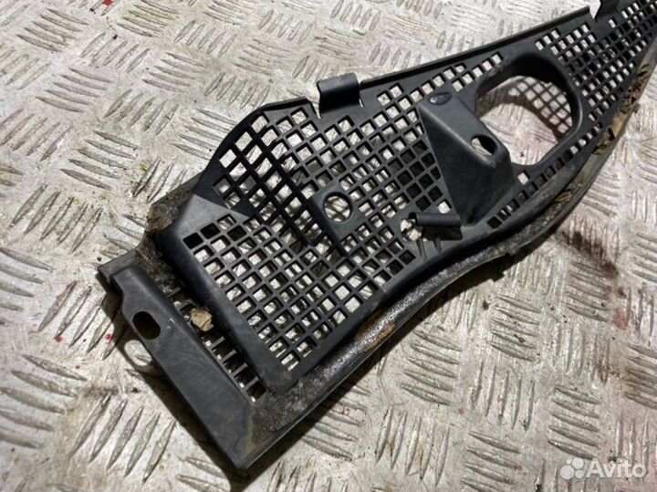 Решетка под лобовое стекло, жабо передняя правая