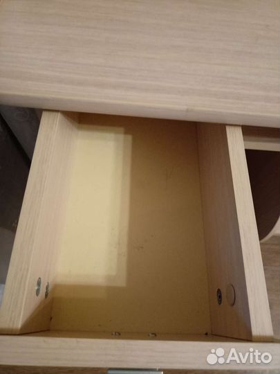 Компьютерный стол бежевого цвета