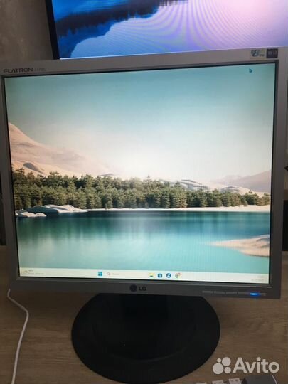 Монитор LG Flatron l1750u