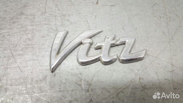 Эмблема задняя левая Toyota Vitz KSP90 2005- 2010
