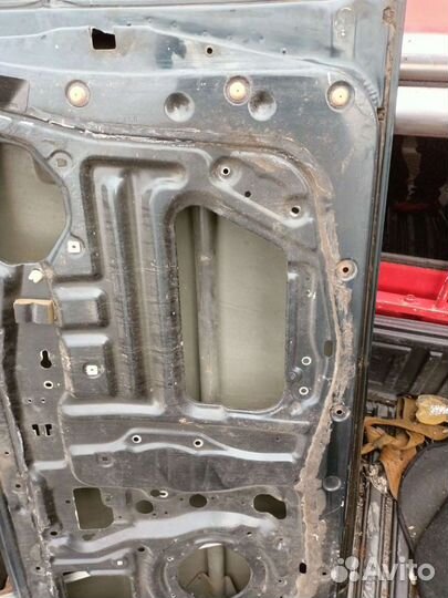 Правая передняя дверь Nissan Terrano WD21