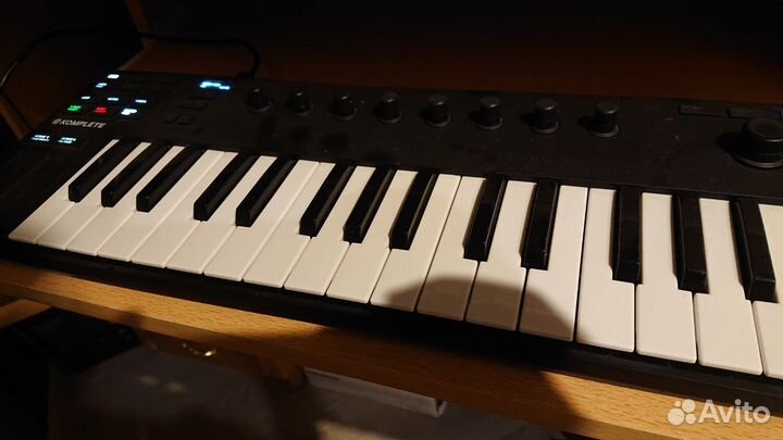 Миди клавиатура Komplete Kontrol m32