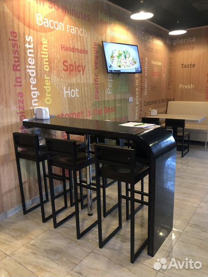 Барный стол и стулья