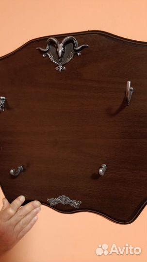 Настенная подставка для сувенирного оружия