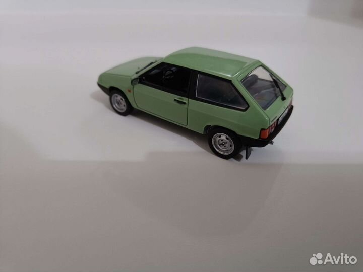 Модель автомобиля 1:43