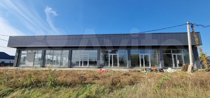 Здание на фасаде дороги в п. Российский, 749 м²