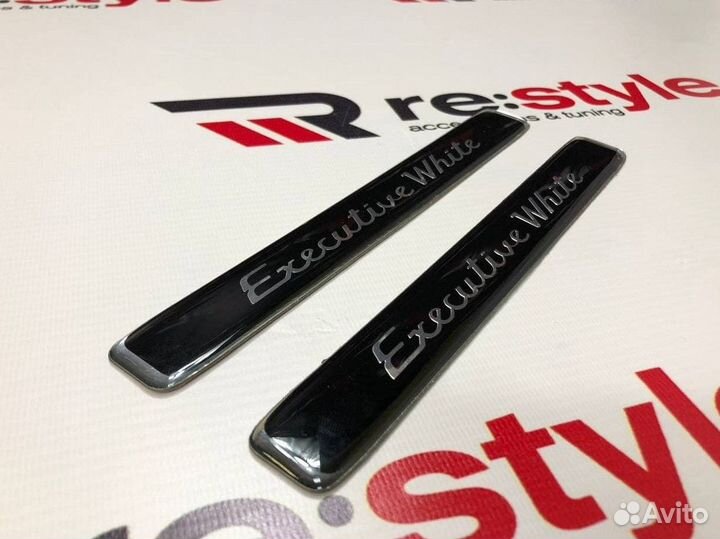 Эмблема Executive White на заднюю стойку K250