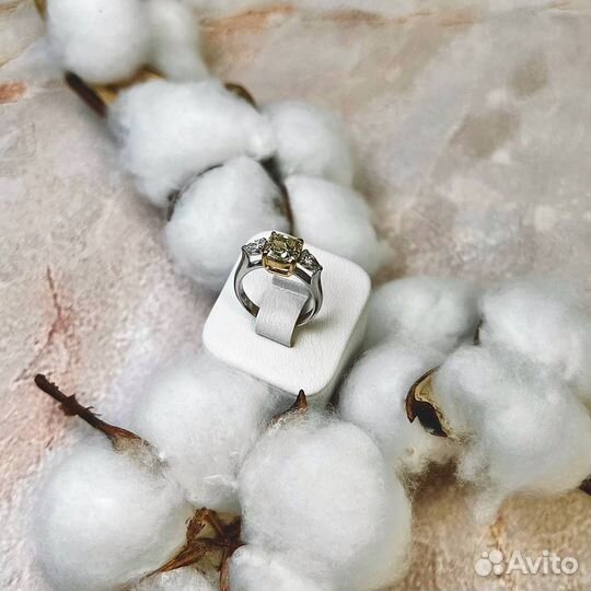 Кольцо с центральным бриллиантом кушон 2,03ct + 2 груша cvd