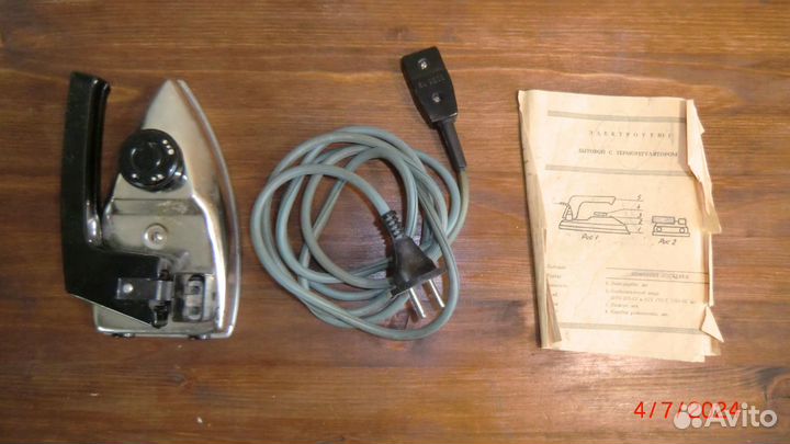 Электроутюг бытовой с терморегулятором рабочий