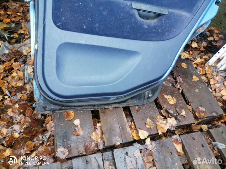 Дверь задняя правая mitsubishi carisma