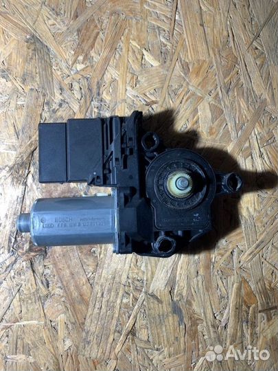 Мотор стеклоподъемника задний левый Volkswagen