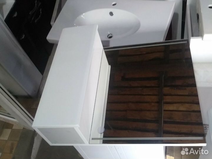 Зеркало со шкафчиком 85х63