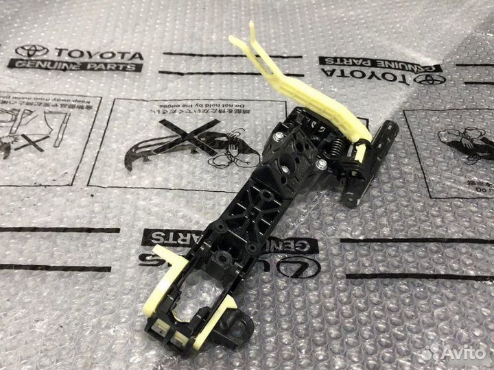 Кронштейн ручки двери задний левый Toyota Land