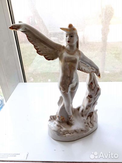 Статуэтка птицы