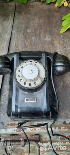 Винтажный телефонный аппарат