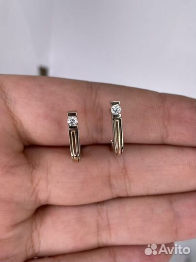 Золотые серьги с бриллиантом 0.18 ct
