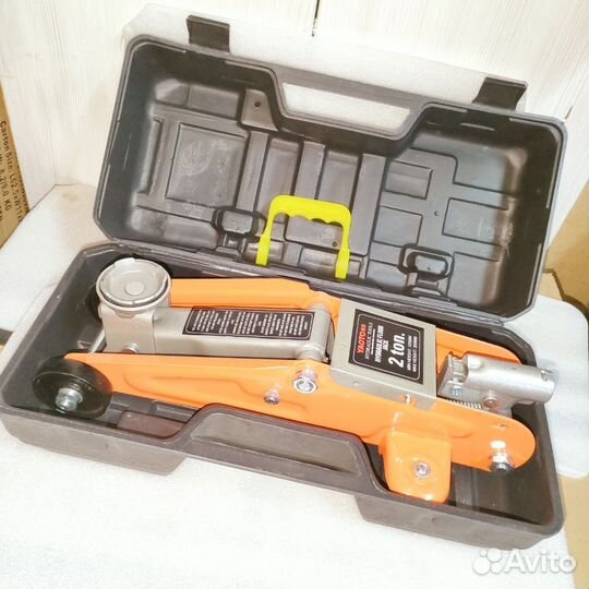 Домкрат подкатной 2т в кейсе