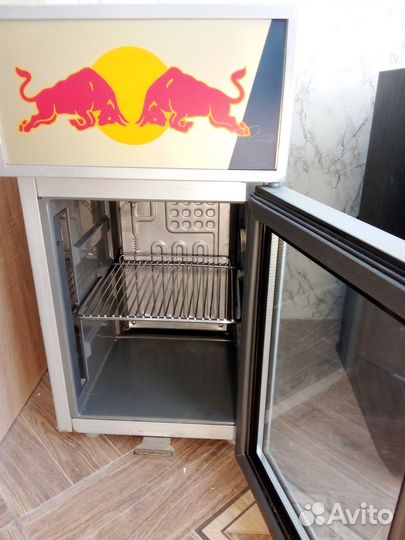 Два маленьких настольных холодильника-витрины