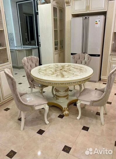 Кухонный стол и стулья комплект