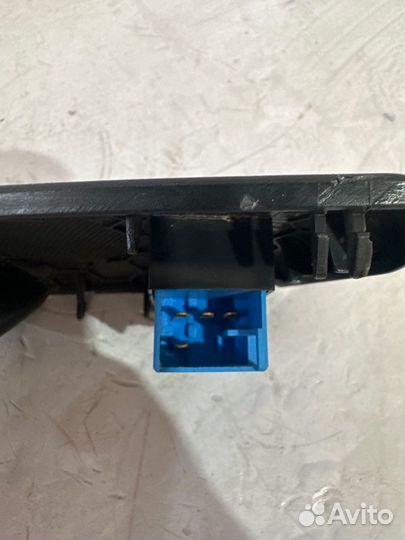 Кнопка стеклоподъемника задняя левая Skoda Octavia