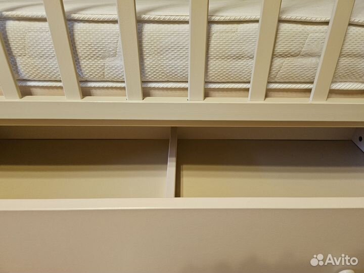 Детская кроватка с маятником и ящиком