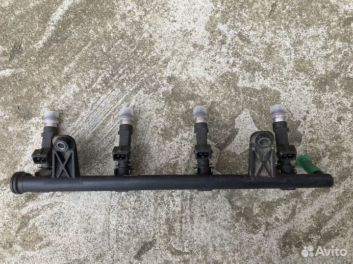 Топливная рампа с форсунками renault logan