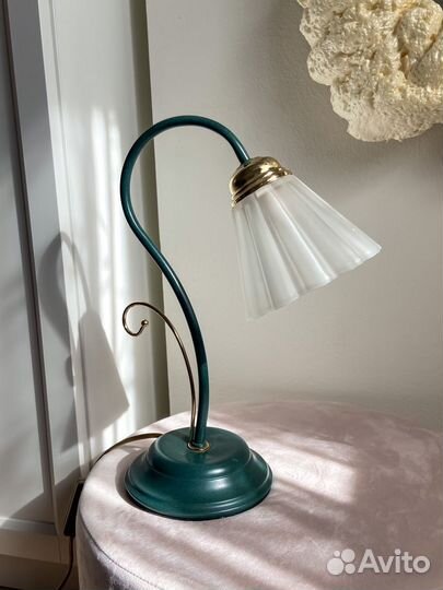 Итальянская металлическая настольная лампа