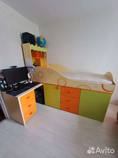Детская кровать чердак со столом и шкафом
