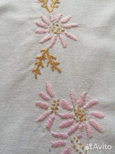 Скатерть с вышивкой овальная