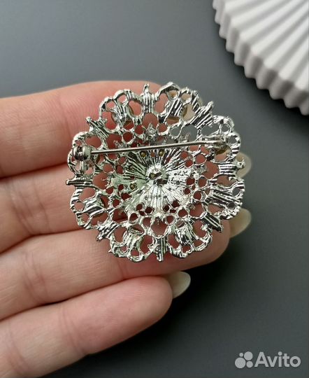 Брошь стильная, красивая