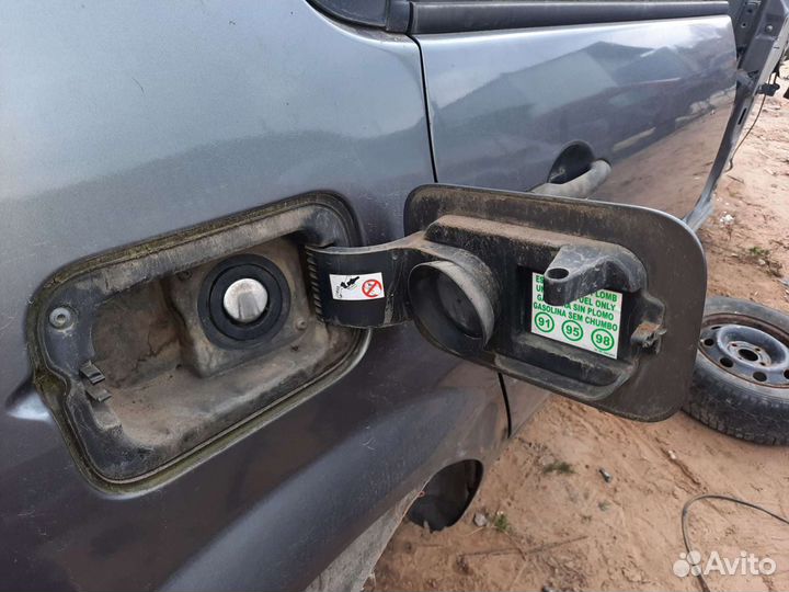 Лючок бензобака Рено Сценик 2