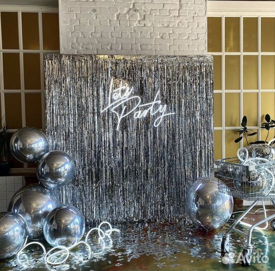 Фотозона серебряная с неоновой надписью