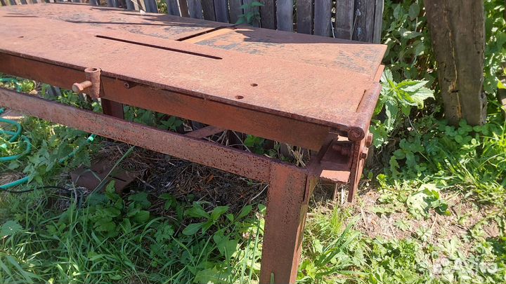 Железный стол с двигателем