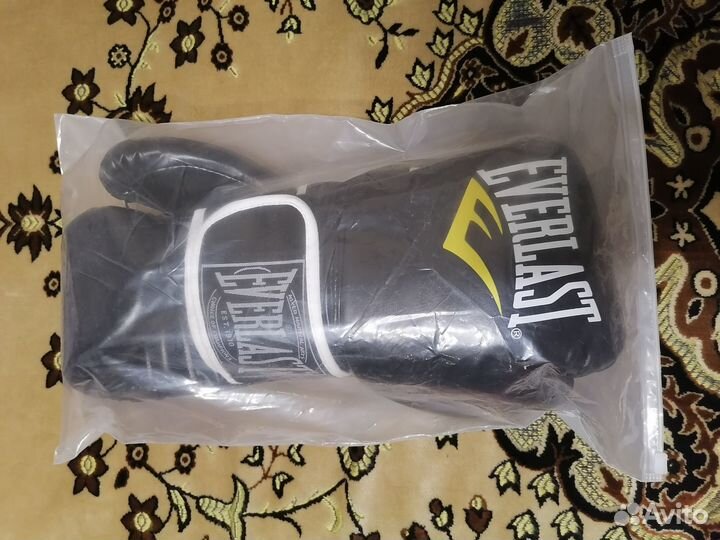 Боксёрские перчатки Everlast 10 Oz - новые