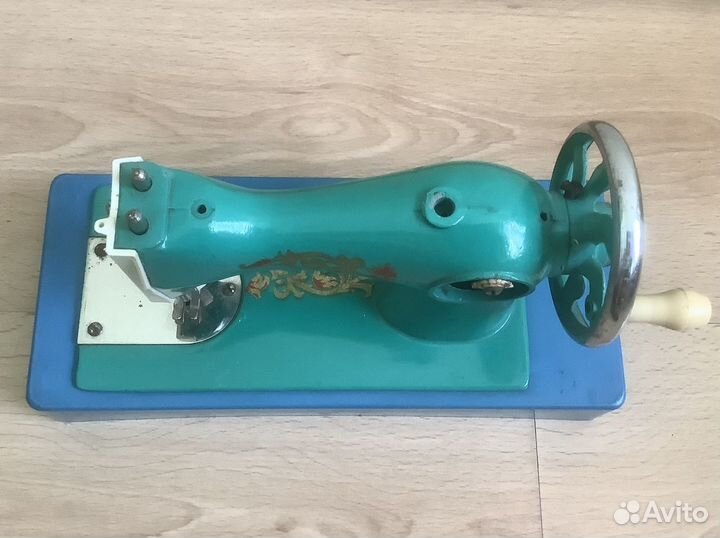 Игрушечная швейная машинка