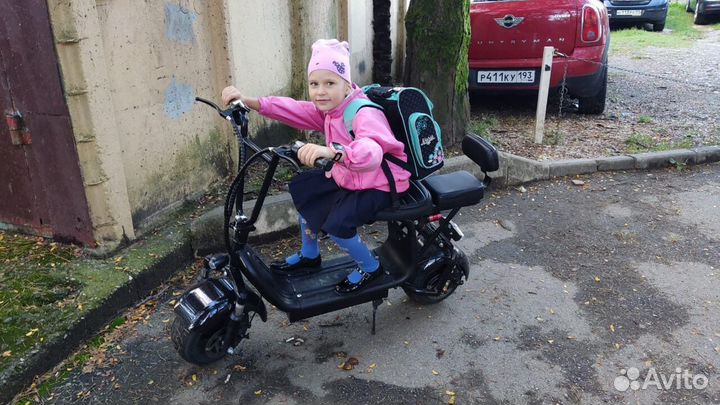 Электросамокат с двумя сиденьями