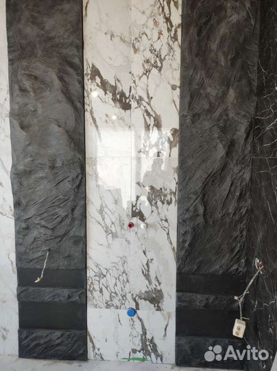 Скала в интерьере. Барельеф