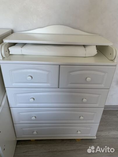 Детская кроватка с маятником и комодом