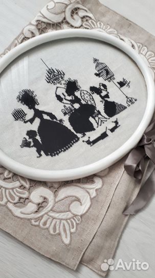 Винтажная ручная вышивка в раме под стеклом