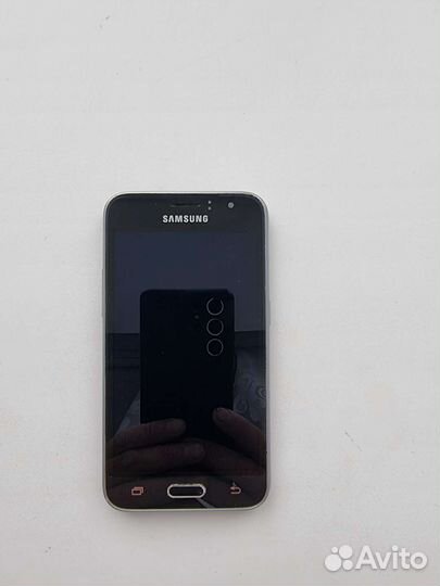 Телефон Samsung J1