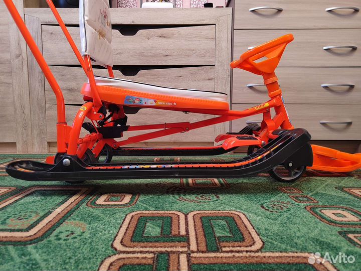 Снегокат на колесиках с ручкой