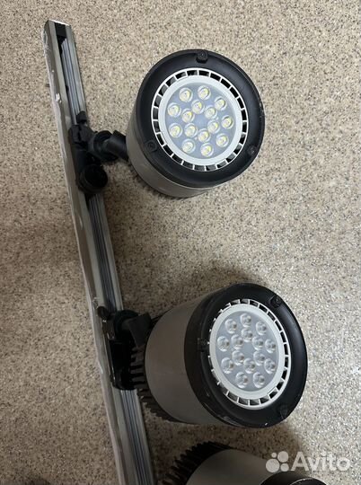 Трековые светильники на шинопроводе FIO/T50 8 штук