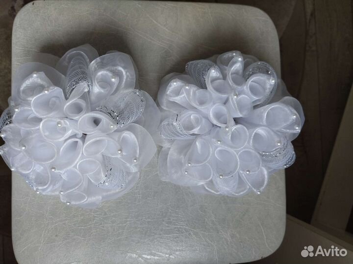 Белый бант на резинке