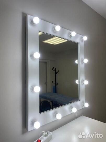 Гримерное зеркало с лампочками