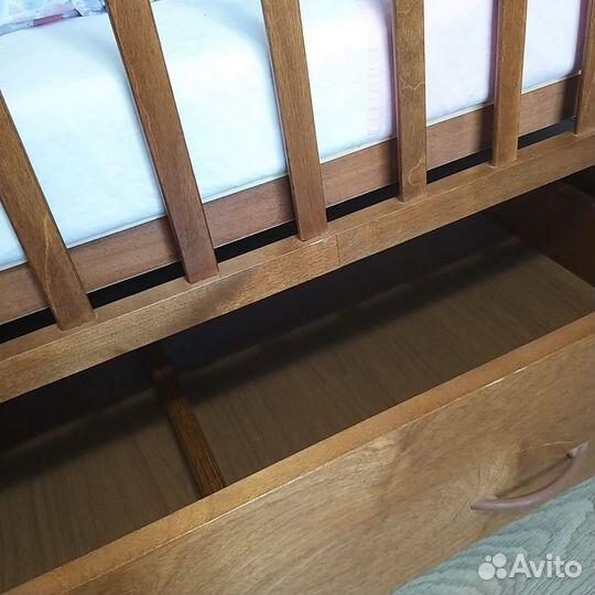 Детская кроватка с маятником и ящиком