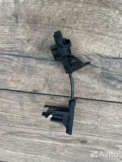 Трос замка двери передний левый Audi A8 D3 3.2