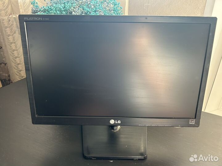 Монитор LG flatron E1942